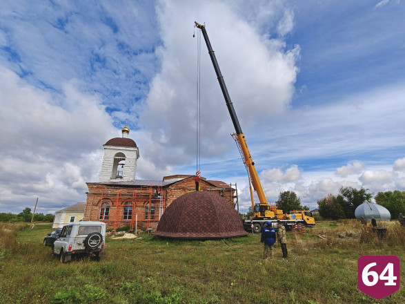 В Саратовской области на 200-летнем храме установили купол