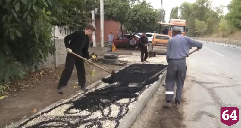 В Энгельсе продолжается ремонт тротуаров
